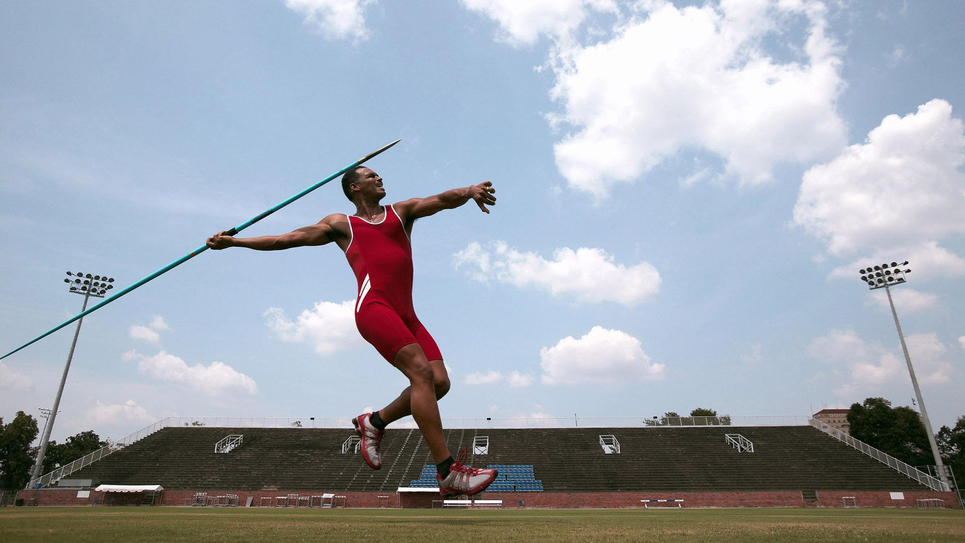 开云体育全站-特色足球文化创意市集火爆开幕，展示多层次体育文化融合，足球文化布置